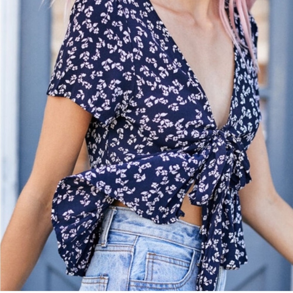 Pacsun John galt blue floral tie front crop top. Size S/M